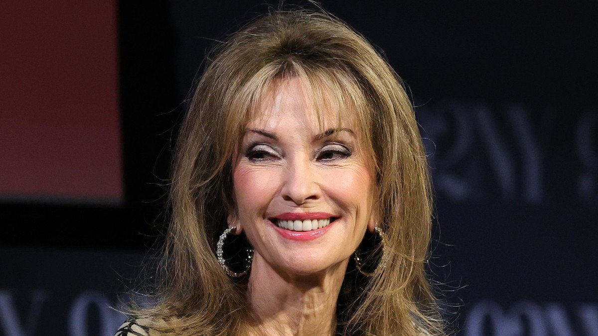 Behind the Spotlight: Susan Lucci Sarah Snook Broadway Photo